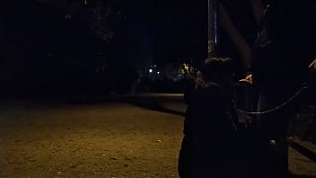 Femme suçant une bite en laisse