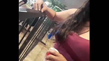 パーティーの後、路上で捕まった若い女の子！彼女が路上で足を広げたとき、彼は5分も我慢できなかった。