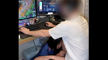 KCORP のファンがゲーム中にフェラしてくれたので、彼女とヤるには AFK しなきゃならなかった #KCWIN