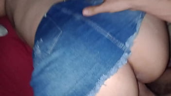 お尻を叩かれるのが大好きな、セクシーで淫乱で太った女の子を食べる。彼女は白くて赤くなって、それが私をとても硬くさせる