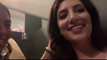 TheSarahArabic が私をトイレに連れ込んでガールズタイムを楽しんだ2回目の思い出