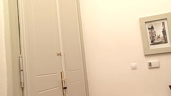 淫乱な女の子たちがアナルとマンコを詰め込んだ異人種間の乱交パーティーをする