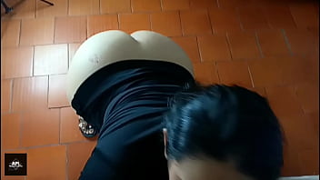 欲情した隣人は窓越しに私のペニスをしゃぶり、私がセックスできるようにお尻を突き出しました。