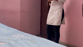 インド人の義理の妹が家に一人でいるときに義理の兄に乱暴に犯される