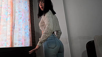 ホットセックスナルゴナローラはセクシーなジーンズを脱いだ後に犯され、彼女はまるでカウボーイのように乗る