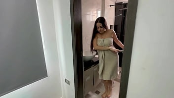 大きなお尻のラテン系の義理の妹が、僕のおいしいミルクを全部あげるまで、僕の巨大なペニスを彼女のきついおまんこに突っ込めるように家にいてほしいと頼んできた。