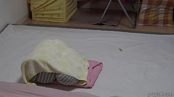 夏愛あずさ 小柄な日本人の女の子がお部屋でオナニーを始める
