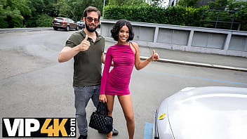 HUNT4K。別荘でホットな観光客とセックスして、彼女は激しくディープスロートした
