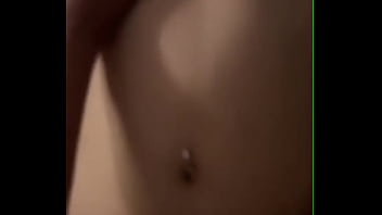 は我慢できないと言ってやめるように頼んだ。男は踊り続ける