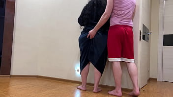 曲線美のある体型の老女はセックスを求めるときに恥ずかしがる