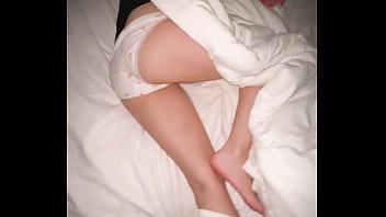 魅力的な18歳の処女は、処女を失う前に一度も剃毛したことがなかった