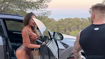 イビサのビーチでラテン系熟女と出会い、ランボルギーニの車で激しくファック！ - La Paisita