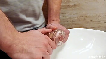 射精しながら大きなうめき声を上げる