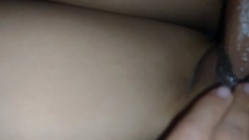 痩せた女の子が制服姿で下は何も着ずにやって来て、私は我慢できない。