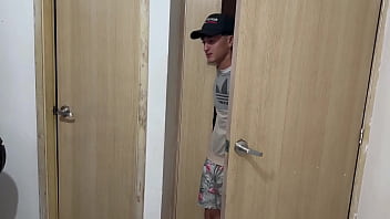 かわいいブロンドは自分の部屋で大きなチンポに驚かされる 私は彼女のおっぱいに射精する