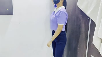 インド人モデルの若い女性がソロで素晴らしいパフォーマンスを披露