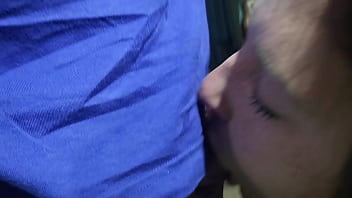 18歳の主観視点の青い目のベイビーが病気の人と喉のパイを吸う