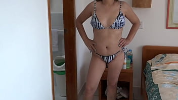 ビーチでのエロティックなひととき。見せびらかして、セックスして、射精して。