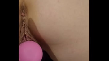 彼女は2つのおもちゃ、膣とアナルへの挿入で楽しみたかった、その後彼は彼女の膣にペニスを入れた
