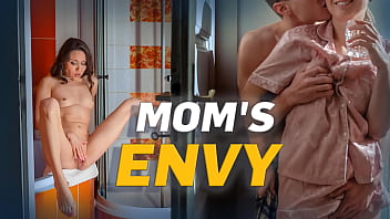 MOMMY4K. Я ТАК МОКРАЛА и ВОЗБУЖДАЛАСЬ, когда она привела своего парня в дом
