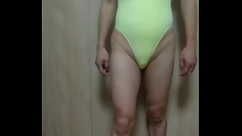 蛍光イエローの水着にスペードアナルプラグを挿入させて散歩させた