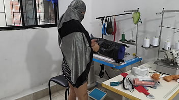 インドの裁縫師が服飾工房で美味しく自慰行為をする