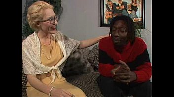 ホットホワイトブロンド成熟したダルニーは彼女のお尻にバイロンズBBCを取ります。