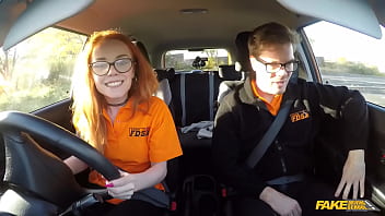 偽の自動車教習所 - イギリスの赤毛美女エラ・ヒューズが運転教習中に完璧なオマンコを犯される