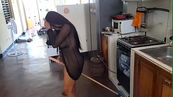 流出した動画 - 有名なメキシコのインフルエンサーがほうきでキッチンで自慰行為をしている