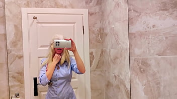 興奮した看護師がトイレで自慰行為をし、患者のペニスをしゃぶりつく。前立腺マッサージ
