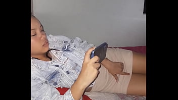Я застаю свою сводную сестру за просмотром порно, делаю с ней ставку, и в итоге мы трахаемся.
