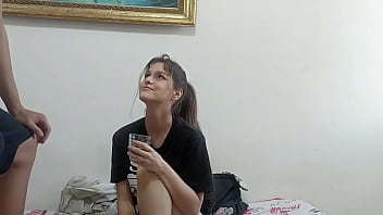寝取られ男の隣人が、数セントで売春婦の妻の素敵な尻を私に賭けてくる。