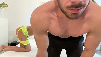 ベロニカは私のベッドで激しく犯されて潮吹きするのが大好き