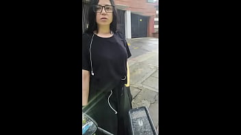注文を運ぶ途中、奇妙で可愛い女の子に出会った
