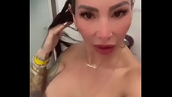 機能不全の家族を持つ熟女のセクシーなダンス