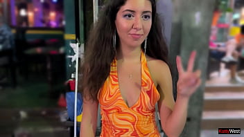 Je pensais avoir dragué une transsexuelle, mais elle s'est avérée être une prostituée ordinaire et je l'ai baisée dans le cul.