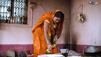 MALLU BIHARI BHABHI ЖЕСТКИЙ СЕКС С ДВУМЯ МЕСТНЫМИ ДЕБАРАМИ НА ОТКРЫТОЙ КУХНЕ, КОГДА ЕЕ МУЖА НЕ БЫЛО ДОМА ПОЛНЫЙ ФИЛЬМ (ТРОЙНИЧОК)