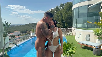 ポルノスターのサラ・レタリとレオ・サントスが、庭でオイルを塗られたお尻と激しいセックスをする