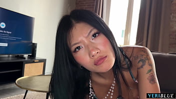 彼は中国人の義理の妹がヌード写真を送っているのを捕まえた！