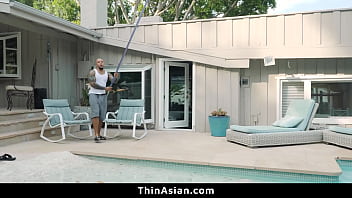 小柄なアジア人キュートなアレクシア・アンダースがリトル・ティーズにレッスンを教えた - Thinasian
