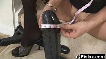 愛らしいクリスピー驚異的なフィスティングレディが突っ込んだ