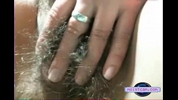[moistcam.com]毛むくじゃらのおまんこは、彼女の使用済みおまんこを見せてくれます！ [無料のxxxカム]