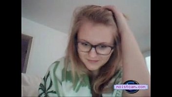 [moistcam.com]アマチュアティーンは彼女の剃った穴を動かします！ [無料のxxxカム]