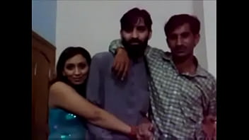 パキスタンのデジの女の子と男の子がホステルの部屋で楽しむ