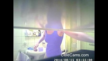 お母さんをバスルームで楽しんでください。隠しカメラ