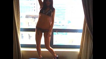 Nyli Summerは、ニューヨークのすべてのファンのために窓の前でからかいます。
