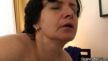 彼はおばあちゃんの観光客を家に連れて帰り、彼女を前髪します
