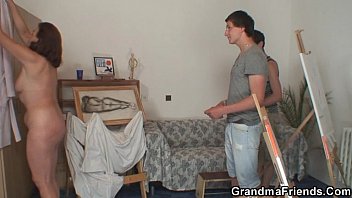おばあちゃんは2人の若い画家を喜ばせます