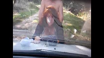巨乳の浮気妻が車から降りてチンポをしゃぶる