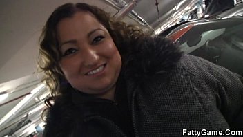 ふとっちょがダンススタジオでやせっぽちの男を誘惑する